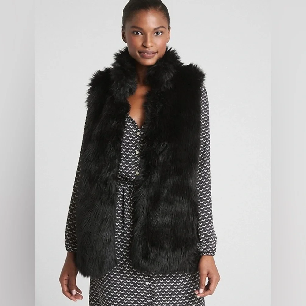 GAP Women's Black Faux Fur Vest. Size Large. NWT. Hook & Eye Closure. - Picture 6 of 9